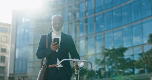 Homme Mûr Smartphone Rendre Travail Vélo Textos Réseautage Sur Les — Video