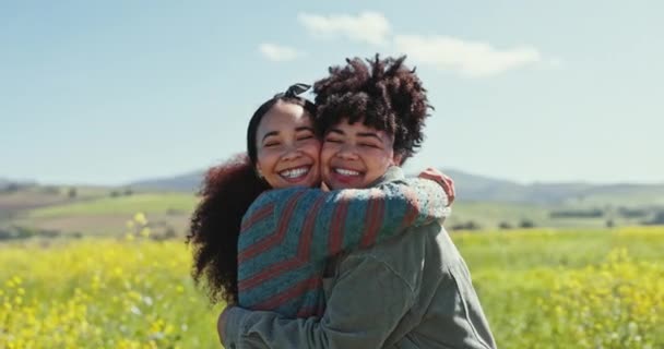 Lesbický Pár Šťastný Ženy Objímají Poli Kvůli Péči Lásce Podpoře — Stock video