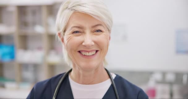 Vet Uśmiech Twarz Dojrzała Kobieta Pewnie Karierze Medycznej Dumy Kliniki — Wideo stockowe