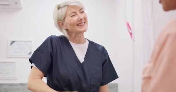 Patienten Lycklig Kvinna Och Mogen Läkare Talar Konsulterar Och Chatta — Stockvideo