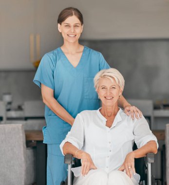 Portre, hemşire ve yaşlı kadın tekerlekli sandalyede, ev mutfağında, destek ve rahatlık. Rehabilitasyon, sağlık ve fizyoterapi için engelli ve huzurevi olan mutlu bakıcı, yaşlı kişi.
