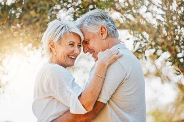 Son sınıf mutlu çifti, aşk, destek ya da emeklilik fonunu bağlamak için doğa bahçesinde gülüyorlar ya da sarılıyorlar. Kadın gülümsüyor, rahatlıyor ya da yaşlı bir adam ilişki için sarılıyor, bağ kuruyor ve arka bahçede birlikte..