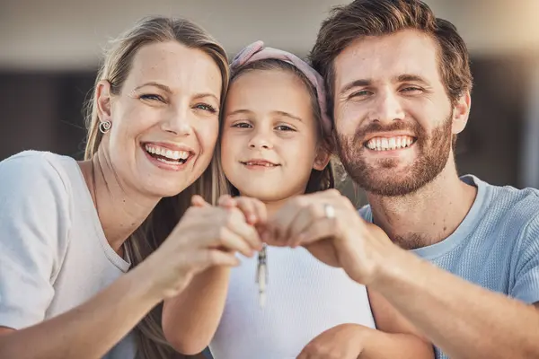 Família Feliz Retrato Criança Com Chaves Para Sucesso Imobiliário Nova — Fotografia de Stock