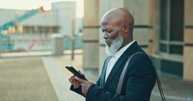 Seyahat, sohbet ya da mesajlaşma için şehirde telefonu olan kıdemli bir iş adamı olabilir. Akıllı telefon, fikir ve internet uygulaması, yeri ya da şoför servisi arayan yaşlı Afrikalı erkek CEO..