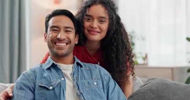 Sorria Feliz Rosto Casal Sofá Sala Estar Para Ligação Relacionamento — Vídeo de Stock