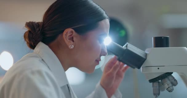 Ciencia Investigación Mujer Con Microscopio Tecnología Futura Datos Biotecnológicos Laboratorio — Vídeos de Stock
