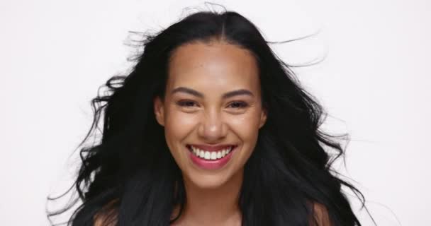 Vrouw Haarverzorging Wind Studio Achtergrond Schoonheid Glimlachen Voor Groei Geluk — Stockvideo
