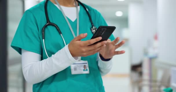 Manos Teléfono Comunicación Con Una Enfermera Desplazándose Primer Plano Del — Vídeo de stock