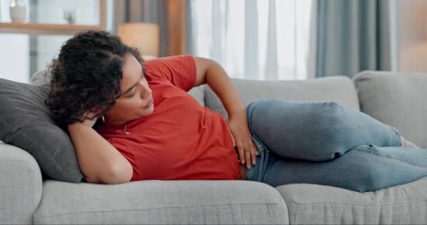 Dor Estômago Ansiedade Mulher Sofá Com Dor Período Gás Constipação — Vídeo de Stock