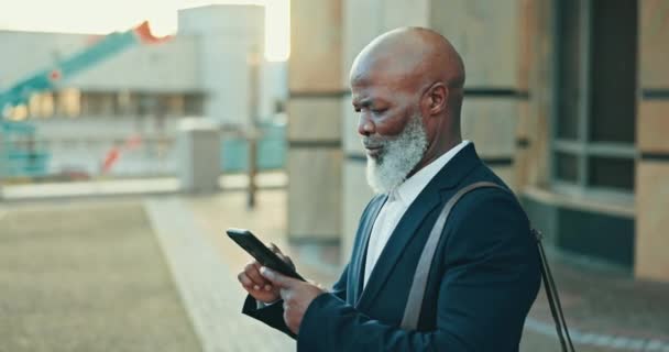 Pensant Homme Affaires Senior Avec Téléphone Dans Ville Pour Voyage — Video