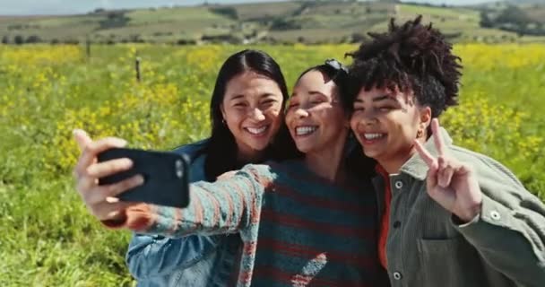 Ženy Přátelé Selfie Venkovní Poli Pro Letní Dobrodružství Květiny Příroda — Stock video