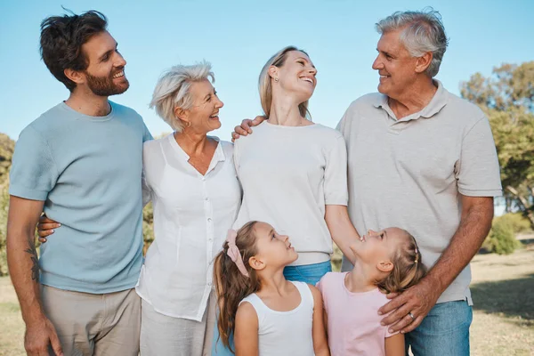Park Liebe Und Glückliche Große Familienkinder Eltern Und Großeltern Genießen — Stockfoto