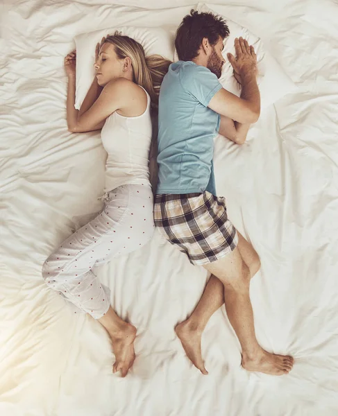 Schlafen Scheidung Und Streit Mit Einem Paar Bett Von Oben — Stockfoto