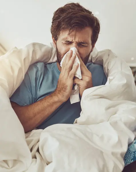 Man Blåser Näsa Och Nysa Sjuk Allergier Eller Influensa Virus — Stockfoto