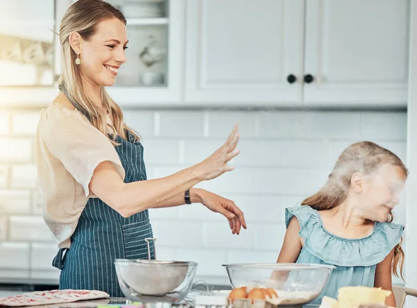 Mère Fille Cuisiner Sourire Avec Farine Dans Cuisine Amour Collant — Photo