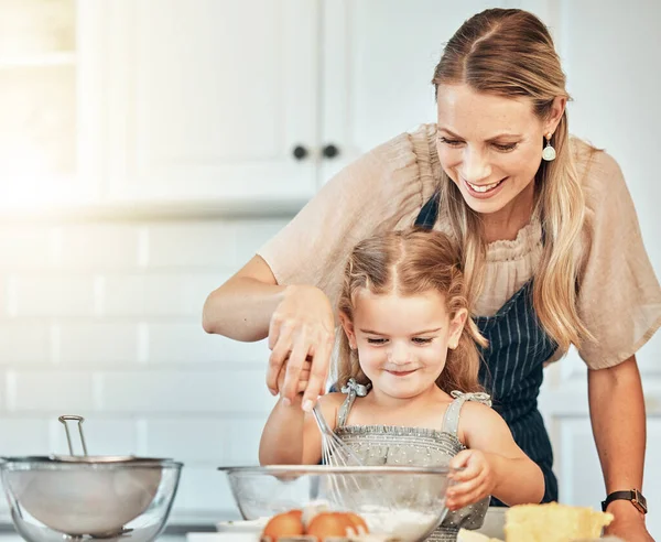 Anne Kız Çocuğu Aile Evinde Çırpma Geliştirme Pişirme Sevgi Bakım — Stok fotoğraf