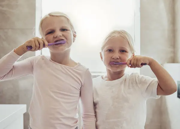Barn Borsta Tänderna Och Flicka Med Sin Syster Badrummet Deras — Stockfoto