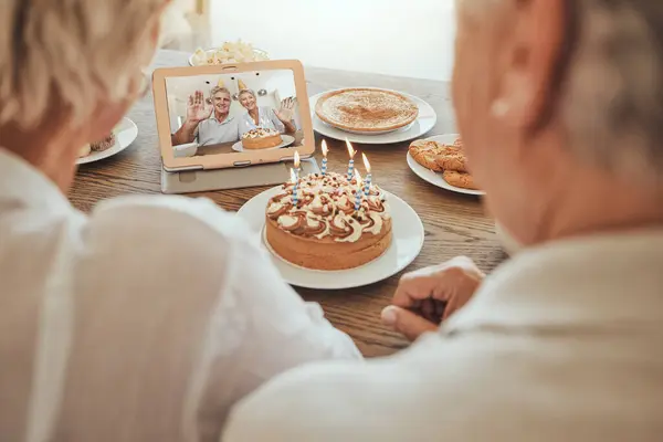 Senior Couple Joyeux Anniversaire Appel Vidéo Maison Avec Gâteau Famille — Photo