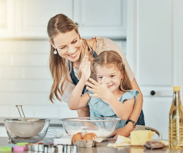 Anne Kız Çocuk Aile Evinde Aşçılık Gelişim Bağlılık Sevgi Bakım — Stok fotoğraf
