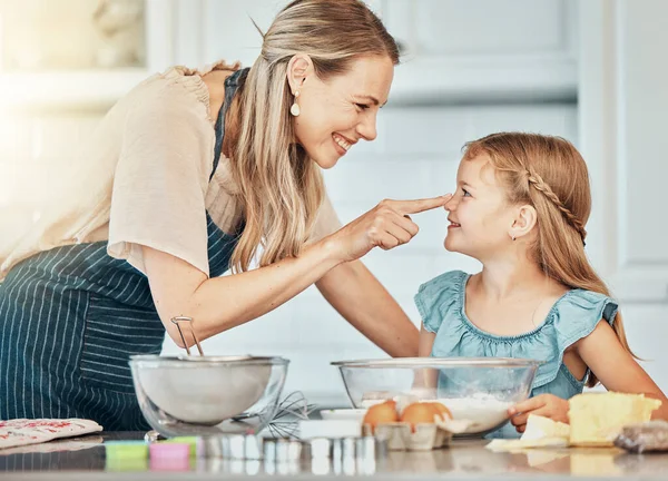 Anne Kızı Mutfakta Oynamak Için Yemek Pişiriyor Gülümsüyor Birbirlerine Bağlanıyorlar — Stok fotoğraf