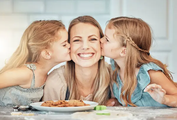 Aile Mutfakta Yemek Pişirme Sevgi Anneler Gününde Çocuklarla Kaynaşma Için — Stok fotoğraf