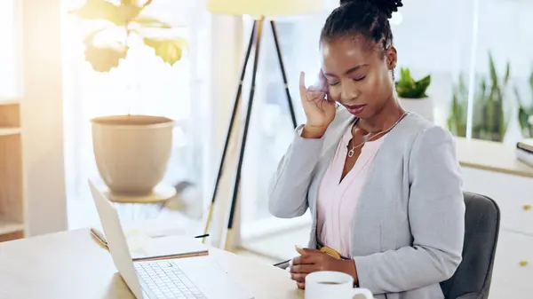 Stress Dor Cabeça Laptop Com Uma Mulher Negra Negócios Seu — Fotografia de Stock