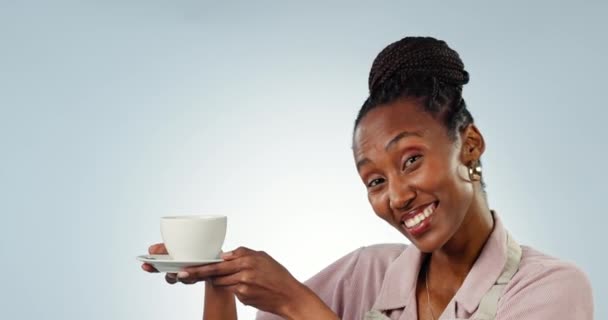 Mulher Africana Xícara Café Rosto Estúdio Para Beber Escolher Mostrar — Vídeo de Stock