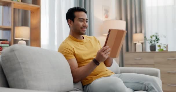 Home Tablet Felicidade Homem Digitação Rolagem Leitura Comunicação Blog Compras — Vídeo de Stock