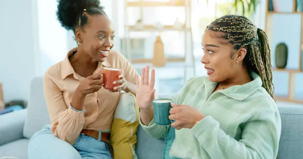 Kadın Iyi Arkadaşlar Kahveyle Oturma Odasında Gülümseyerek Mutlulukla Heyecanla Konuşmak — Stok fotoğraf