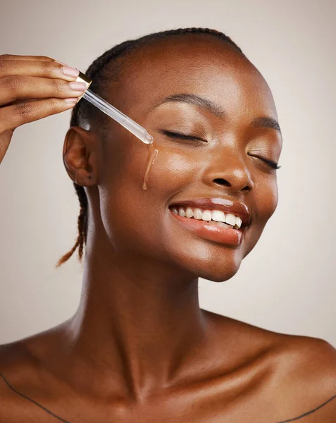Skincare Woman Smile Dropper Studio Background Wellness Cosmetics Beauty Serum — Stock Photo, Image