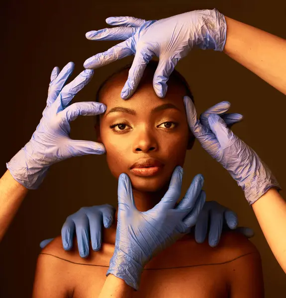 Portret Dłonie Operacja Plastyczna Twarzy Czarnej Kobiety Studio Ciemnym Tle — Zdjęcie stockowe