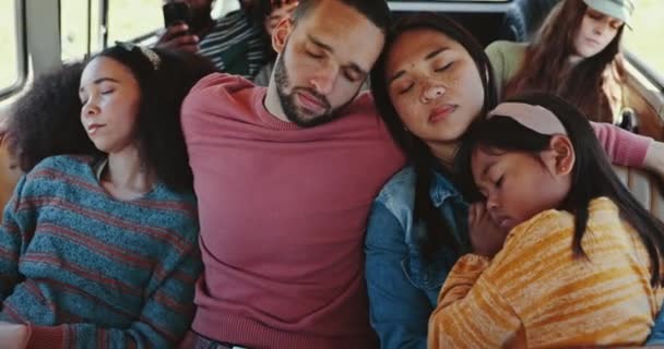 Van Παιδιά Μεγάλη Οικογένεια Κοιμούνται Στο Οδικό Ταξίδι Περιπέτεια Στις — Αρχείο Βίντεο