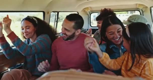 Χαρούμενη Οικογένεια Αυτοκίνητο Και Χορό Για Οδικό Ταξίδι Γιορτή Ενθουσιασμένοι — Αρχείο Βίντεο