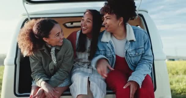 Uśmiech Przyjaciele Kobiety Vanie Wskazując Zewnątrz Wycieczkę Podróże Lub Wakacje — Wideo stockowe