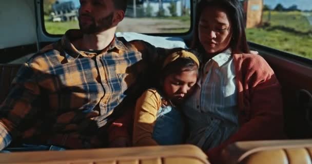 Wycieczka Rodzice Zmęczona Dziewczyna Samochodzie Podróż Przygodę Zwiedzanie Wakacje Weekend — Wideo stockowe