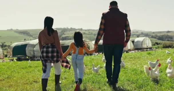 Αγρότης Οικογένεια Και Κορίτσι Περπατούν Στο Πεδίο Τους Γονείς Στην — Αρχείο Βίντεο