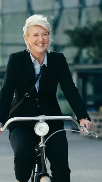 Mujer Feliz Madura Viajes Negocios Bicicleta Edificio Oficinas Cita Corporativa — Vídeo de stock