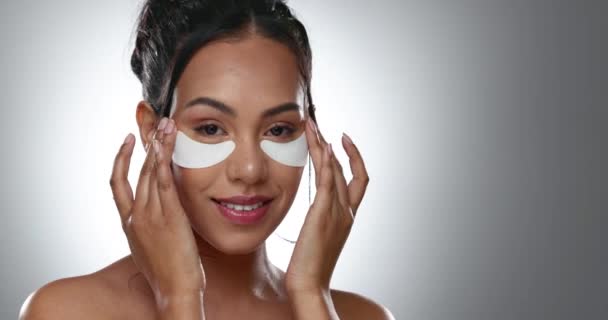 Mulher Olho Remendo Para Tratamento Estúdio Rosto Maquilhagem Para Cuidados — Vídeo de Stock