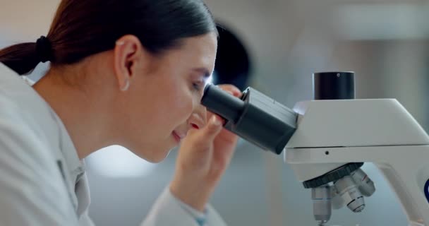 Wissenschaft Forschung Und Glückliche Frau Mit Mikroskop Zukunftstechnologie Und Biotechnologischen — Stockvideo