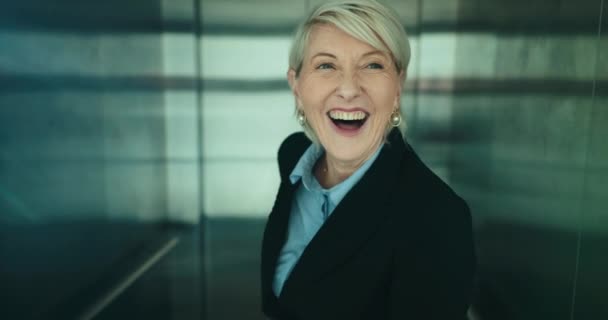 Senior Mujer Negocios Ascensor Risa Feliz Con Cara Emocionada Elección — Vídeo de stock