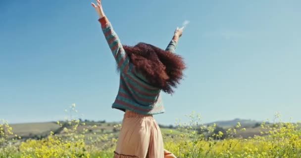 Щаслива Жінка Танцює Полі Квітами Навесні Влітку Або Квітковому Пейзажі — стокове відео