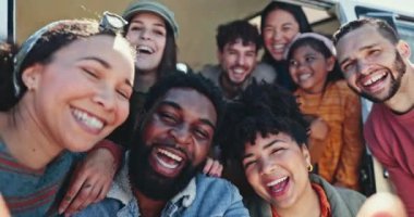 Selfie, mutlu ve arkadaşlarının yüzü bir karavanda eğleniyor, kaynaşıyor ve birlikte gülüyorlar. Gülümseme, çeşitlilik ve gençlerin portresi macerada olumlu bir tutumla fotoğraf çekiyor..