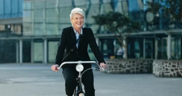 Επιχειρηματίας Χαμόγελο Και Ποδήλατο Για Εργαστούν Την Υγεία Και Την — Αρχείο Βίντεο