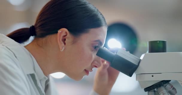 Partículas Microscópio Mulher Cientista Laboratório Para Pesquisa Análise Médica Experiência — Vídeo de Stock