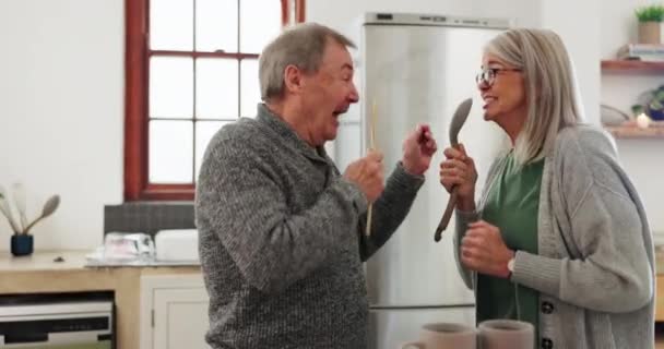 Karaoke Seniorenpaar Und Gemeinsames Kochen Der Küche Sorgen Für Spielerische — Stockvideo