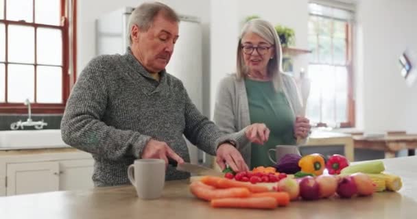 Kjøkken Senior Par Matlaging Grønnsaker Mat Eller Forberede Oppskrift Økologisk – stockvideo