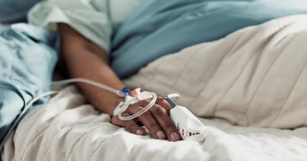 Paciente Goteo Intravenoso Cama Hospital Para Tratamiento Mano Atención Médica — Vídeos de Stock