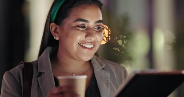 Gece Kadın Tabletli Gülümsemeli Kahve Ile Bağlantı Kurmalı Online Okumalı — Stok video