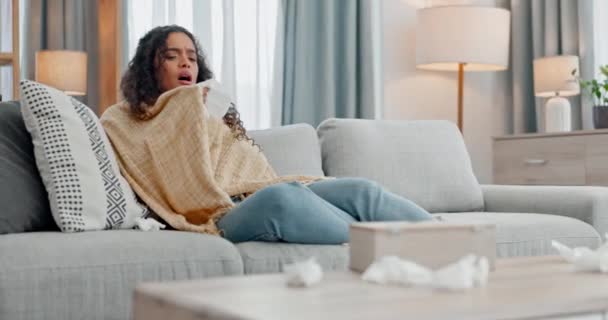 アレルギー 女性は クリーニング または自宅でウイルスのためのティッシュペーパー付きのソファーにくしゃみします インフルエンザ ストレス 女性は ウイルス感染症 細菌またはコビドでリビングルームで鼻を吹く — ストック動画