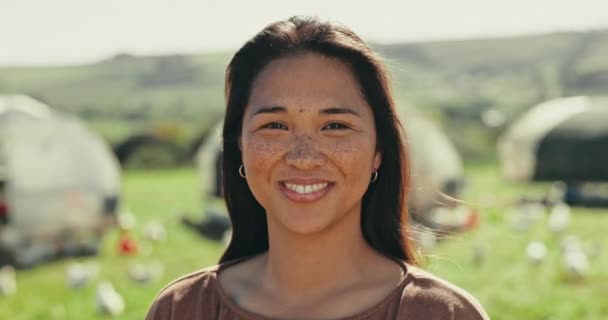 Szczęśliwy Twarz Kobieta Farmie Dla Zrównoważonego Rolnictwa Wzrostu Kurczaka Uśmiech — Wideo stockowe